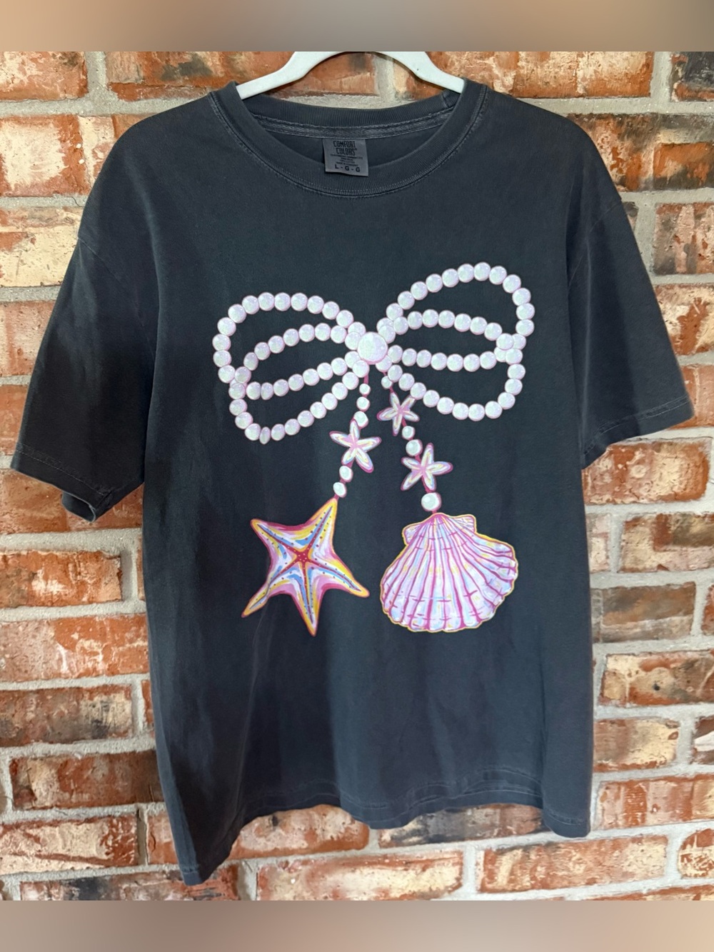 Comfort Colors PepperTee with Pearl Bow and Pastel Seashells